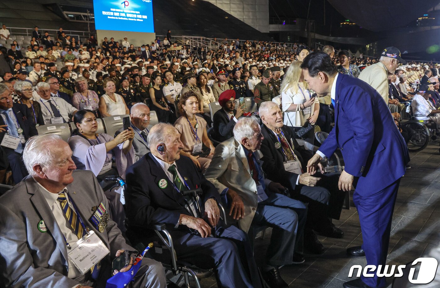 본문 이미지 - 윤석열 대통령이 6·25 정전협정 70주년을 맞아 27일 부산 해운대구 영화의 전당 야외극장에서 열린 유엔군 참전의날·정전협정 70주년 기념식에서 참석자들과 악수하고 있다. 2023.7.27/뉴스1 ⓒ News1 부산사진공동취재단