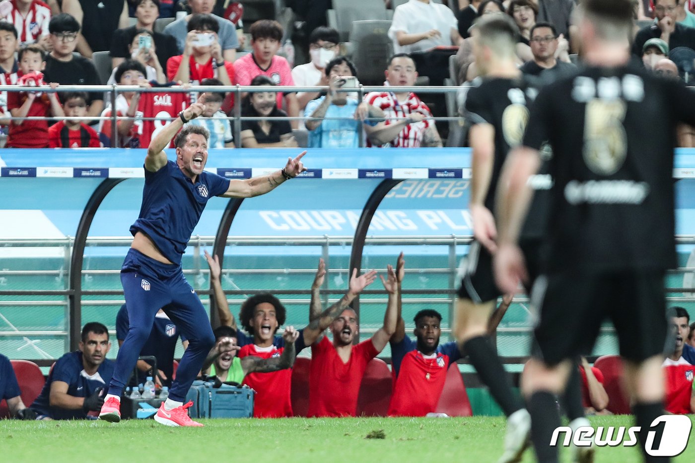 본문 이미지 - 27일 서울 마포구 서울월드컵경기장에서 열린 쿠팡플레이 시리즈 1차전 팀 K리그와 아틀레티코 마드리드의 경기에서 디에고 시메오네 아틀레티코 감독이 작전 지시를 하고 있다. 2023.7.27/뉴스1 ⓒ News1 허경 기자