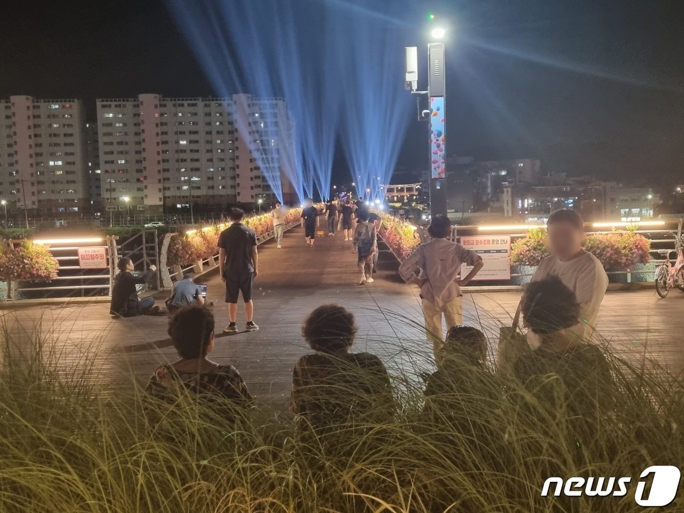 본문 이미지 - 강원 강릉지역에 5일 연속 열대야 현상이 나타난 27일 강릉시 월화교를 찾은 시민들이 야간 조명을 감상하며 무더위를 식히고 있다. 2023.7.27/뉴스1 ⓒ News1 윤왕근 기자