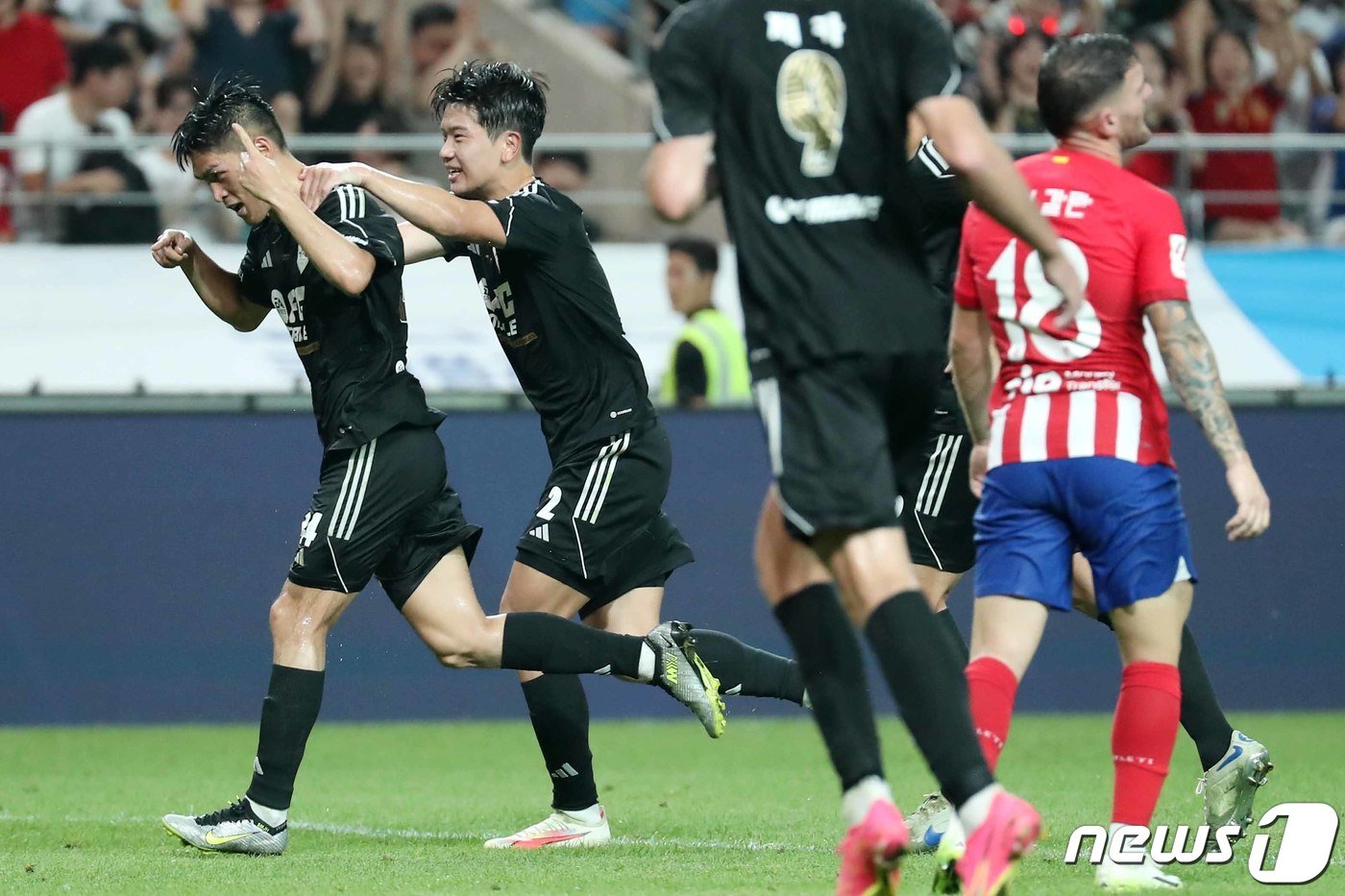 본문 이미지 - 27일 오후 서울 마포구 서울월드컵경기장에서 열린 2023 쿠팡플레이 시리즈 1차전 팀 K리그와 아틀레티코 마드리드(AT 마드리드)의 경기에서 팀 K리그 이순민이 역전골을 성공시킨 뒤 기뻐하고 있다. 2023.7.27/뉴스1 ⓒ News1 민경석 기자