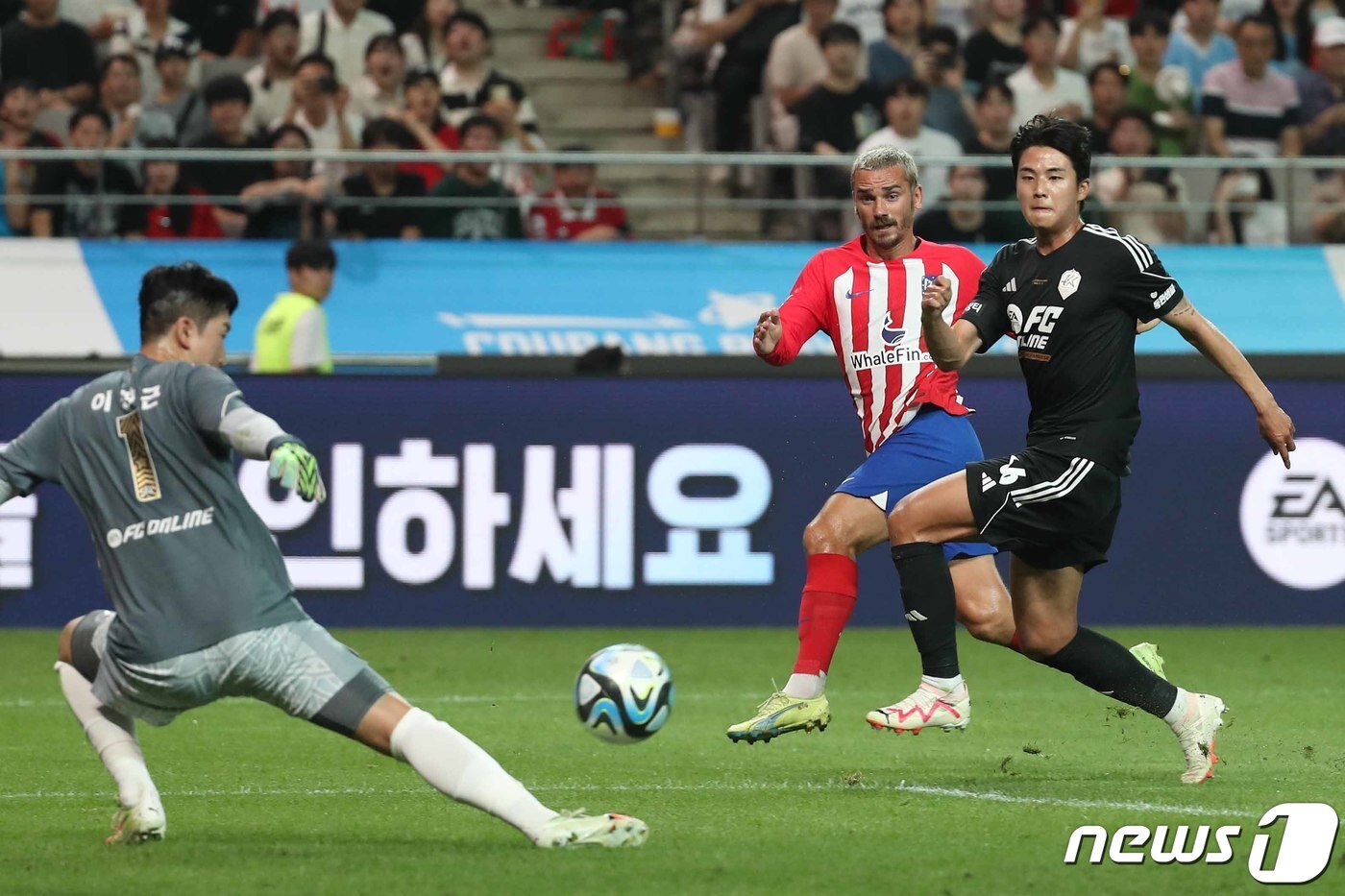 본문 이미지 - 27일 오후 서울 마포구 서울월드컵경기장에서 열린 2023 쿠팡플레이 시리즈 1차전 팀 K리그와 아틀레티코 마드리드(AT 마드리드)의 경기에서 AT 마드리드 앙투안 그리즈만이 날린 슛이 팀 k리그 이창근 골키퍼의 선방에 막히고 있다. 2023.7.27 ⓒ 뉴스1 민경석 기자