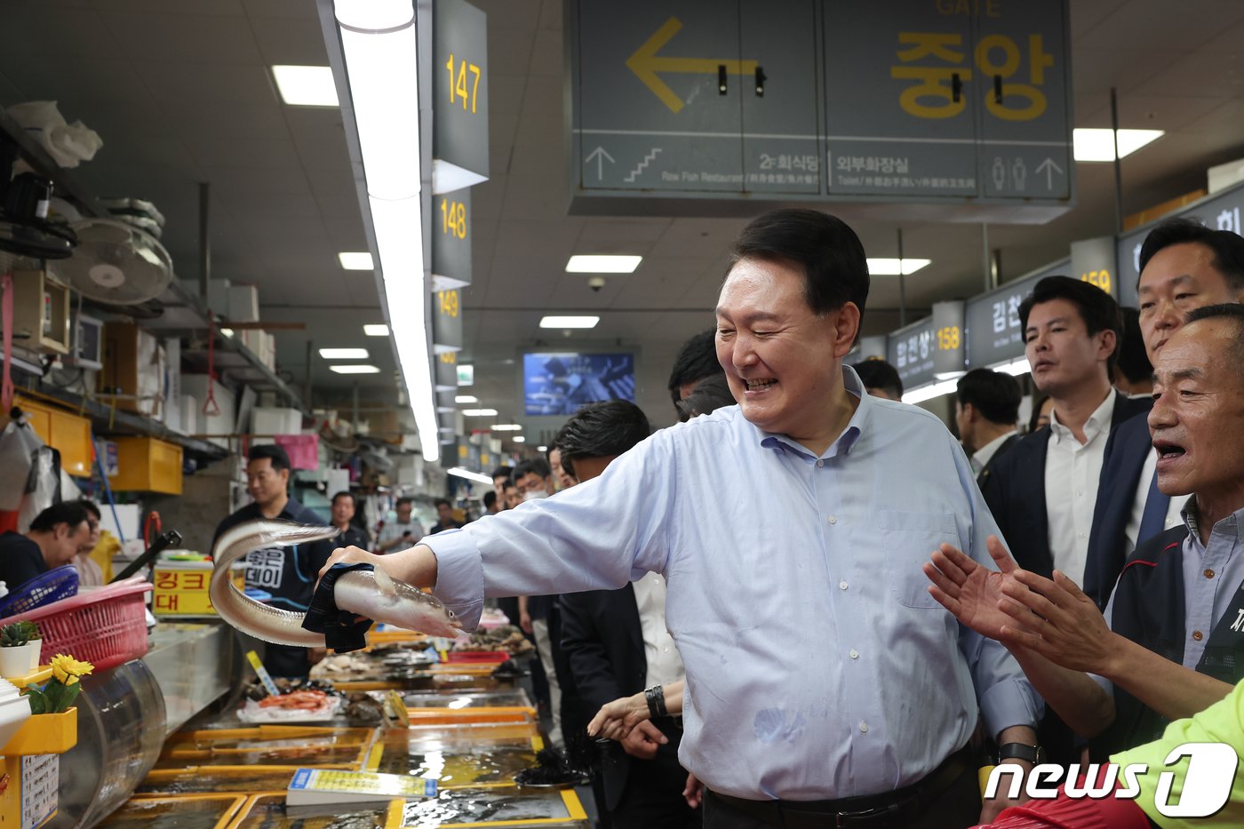 본문 이미지 - 윤석열 대통령이 지난 7월27일 부산 중구 자갈치시장을 찾아 장어를 들어보이고 있다. (대통령실 제공) 2023.7.27/뉴스1 ⓒ News1 오대일 기자
