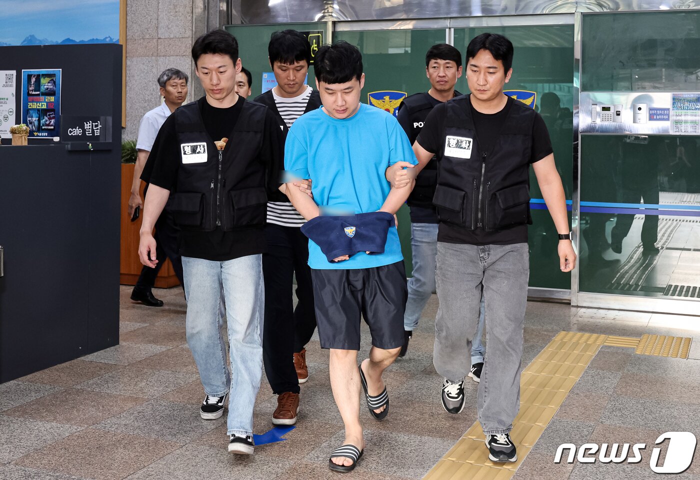 본문 이미지 - 신림동 흉기난동 피의자 조선(33·남)이 28일 서울 관악경찰서에서 검찰에 구속 송치되고 있다.  (공동취재) 2023.7.28/뉴스1 ⓒ News1 유승관 기자