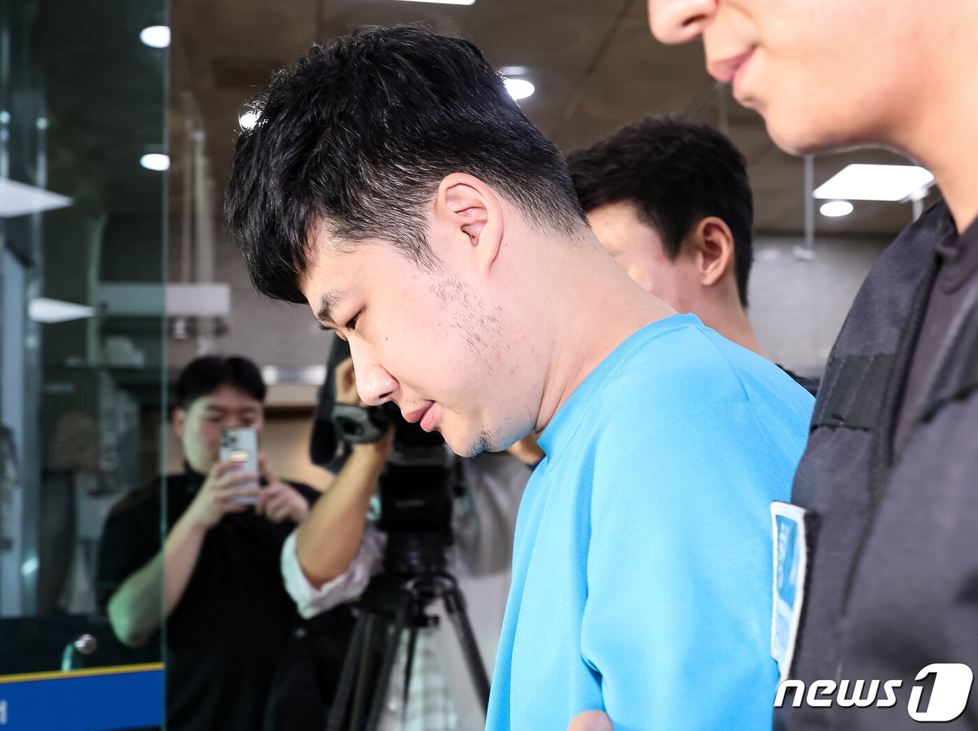 본문 이미지 - 신림동 흉기난동 피의자 조선(33·남)이 28일 서울 관악경찰서에서 검찰에 구속 송치되고 있다. (공동취재) 2023.7.28/뉴스1 ⓒ News1 유승관 기자