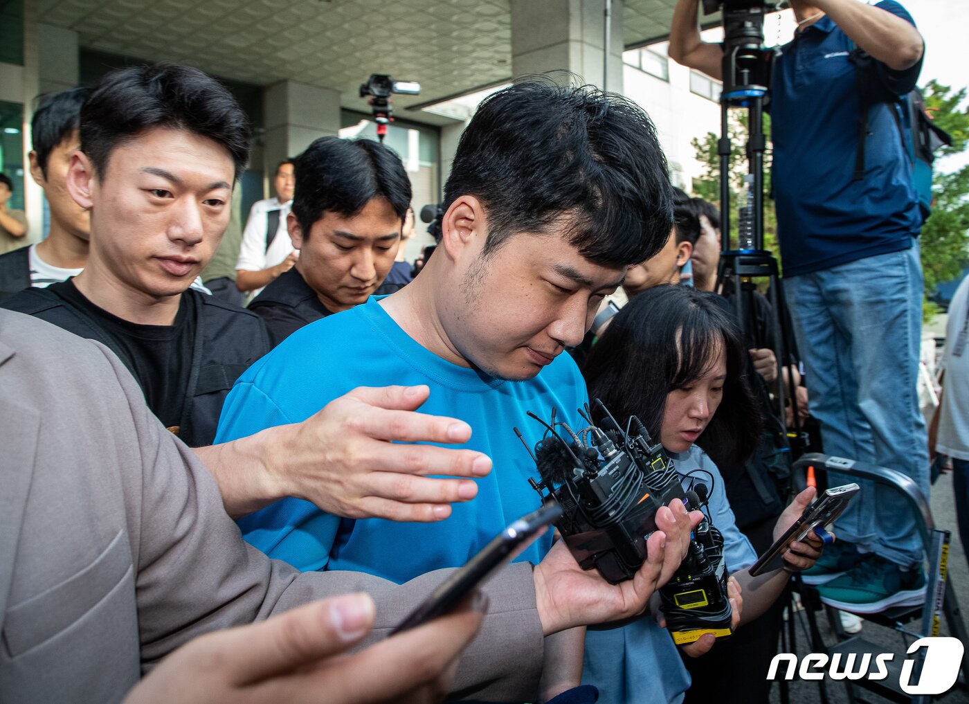 본문 이미지 - 신림동 흉기난동 피의자 조선(33·남)이 28일 서울 관악경찰서에서 검찰에 구속 송치되고 있다. (공동취재) 2023.7.28/뉴스1 ⓒ News1 유승관 기자