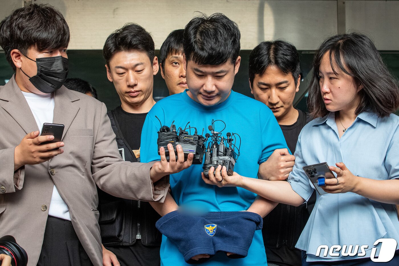 본문 이미지 - 신림동 흉기난동 피의자 조선(33·남)이 28일 서울 관악경찰서에서 검찰에 구속 송치되고 있다. (공동취재) 2023.7.28/뉴스1 ⓒ News1 유승관 기자