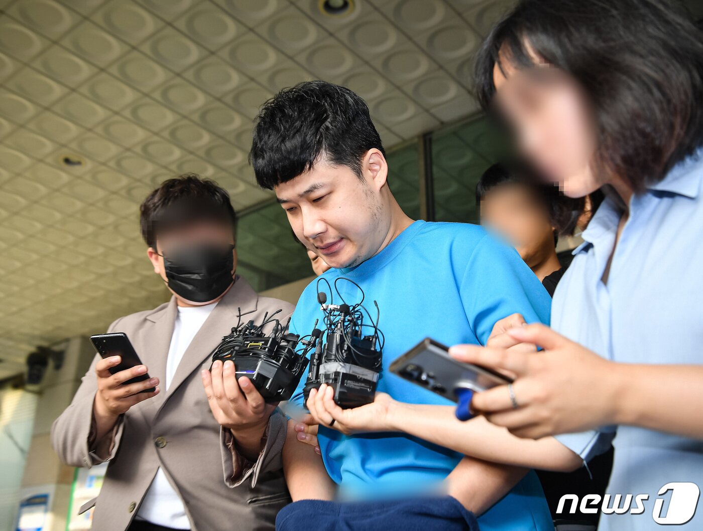 본문 이미지 - 신림동 흉기난동 피의자 조선(33·남)이 28일 서울 관악경찰서에서 검찰에 구속 송치되고 있다. (공동취재) 2023.7.28/뉴스1 ⓒ News1 유승관 기자