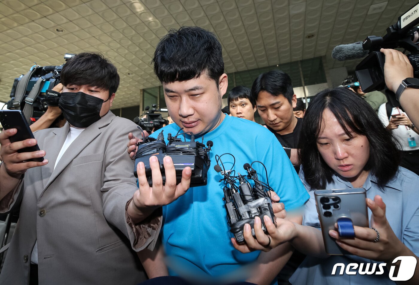 본문 이미지 - 신림동 흉기난동 피의자 조선(33·남)이 28일 서울 관악경찰서에서 검찰에 구속 송치되고 있다. (공동취재) 2023.7.28/뉴스1 ⓒ News1 유승관 기자