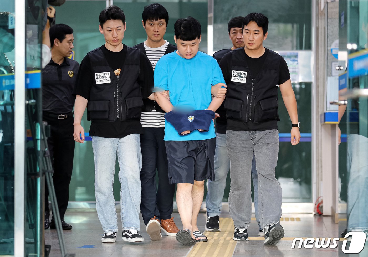 본문 이미지 - 신림동 흉기난동 피의자 조선(33·남)이 28일 서울 관악경찰서에서 검찰에 구속 송치되고 있다. (공동취재) 2023.7.28/뉴스1 ⓒ News1 유승관 기자