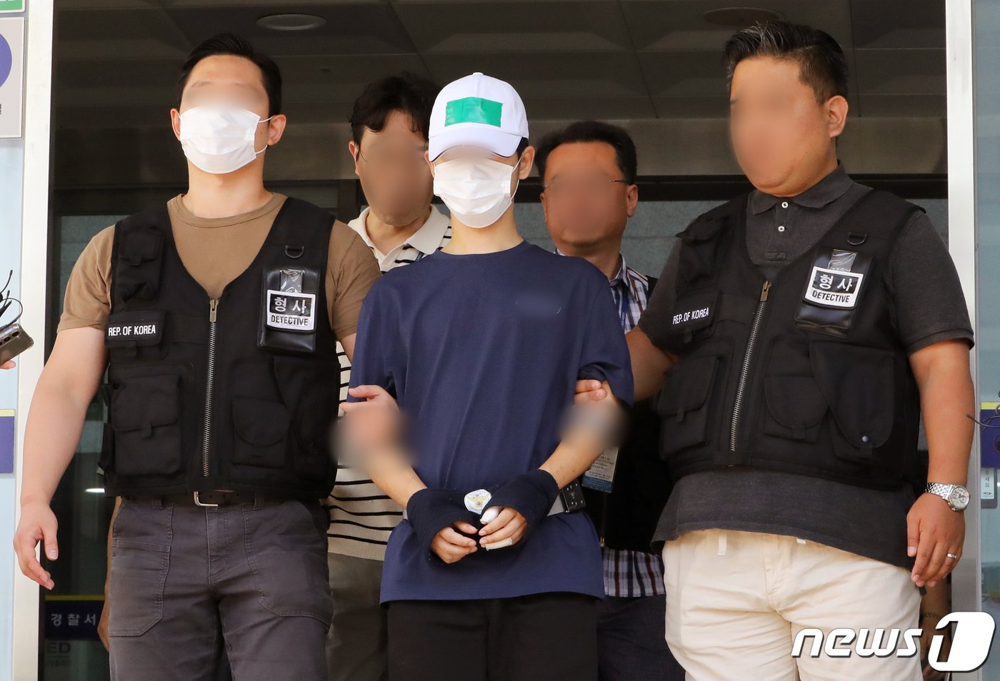 본문 이미지 - 법원의 접근금지 명령을 어기고 옛 연인을 찾아가 흉기로 살해한 30대 스토킹범 설 씨가 인천 논현경찰서에서 검찰로 송치되고 있다. 2023.7.28/뉴스1 ⓒ News1