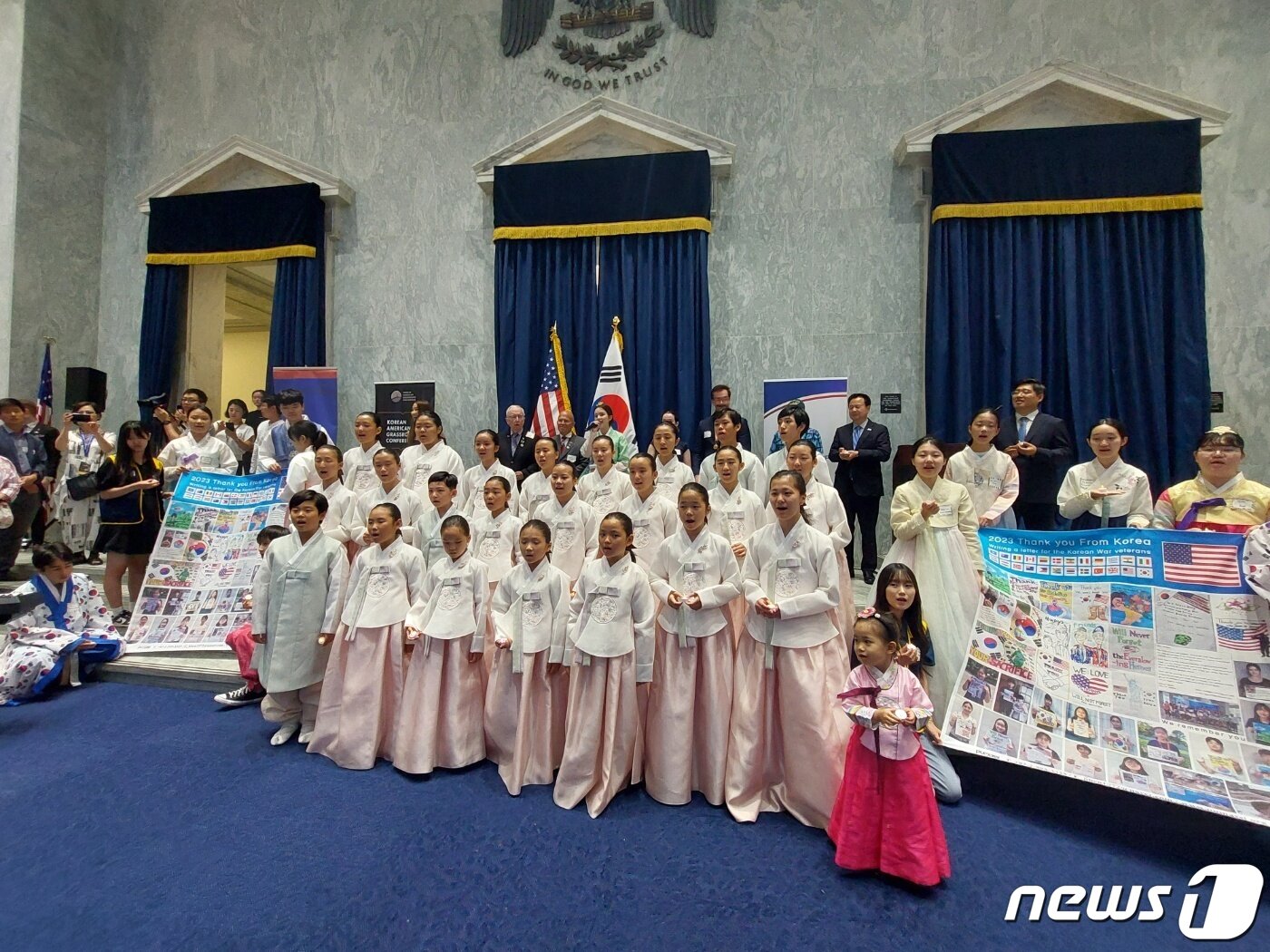 본문 이미지 - 주요 한인단체인 미주한인유권자연대(KAGC), 미주한인위원회(CKA), 한미경제연구소(KEI)와 리멤버727는 27일(현지시간) 오후 미 의사당에서 한미 수교 및 6·25 휴전 70주년 기념 특별 리셉션 행사를 개최하고 있다.