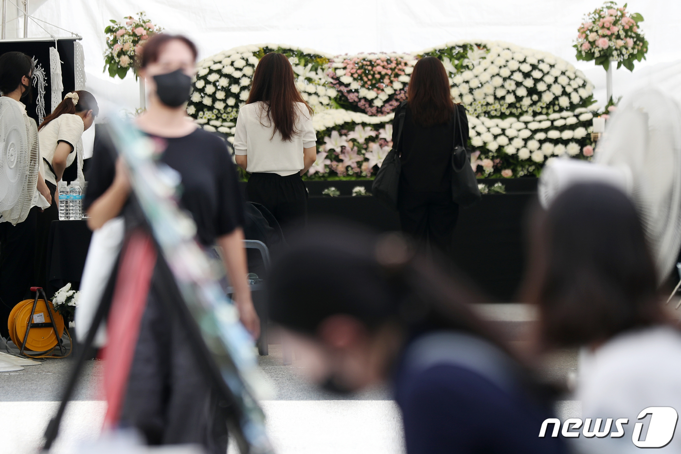 (서울=뉴스1) 민경석 기자 = 28일 오전 서울 강남구 강남서초교육지원청에 마련된 서이초등학교 교사 분향소에 추모객들의 발걸음이 이어지고 있다.서울시교육청은 강남서초교육지원청에 …