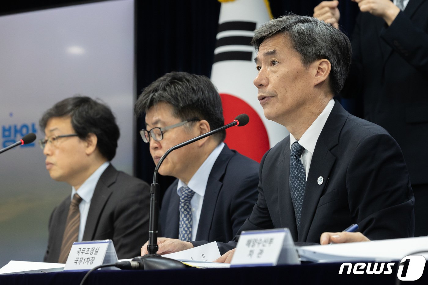 본문 이미지 - 박구연 국무조정실 국무1차장(오른쪽)이 지난  28일 후쿠시마 오염수 방류 관련 일일 브리핑을 하고 있다. 2023.7.28/뉴스1 ⓒ News1 이재명 기자