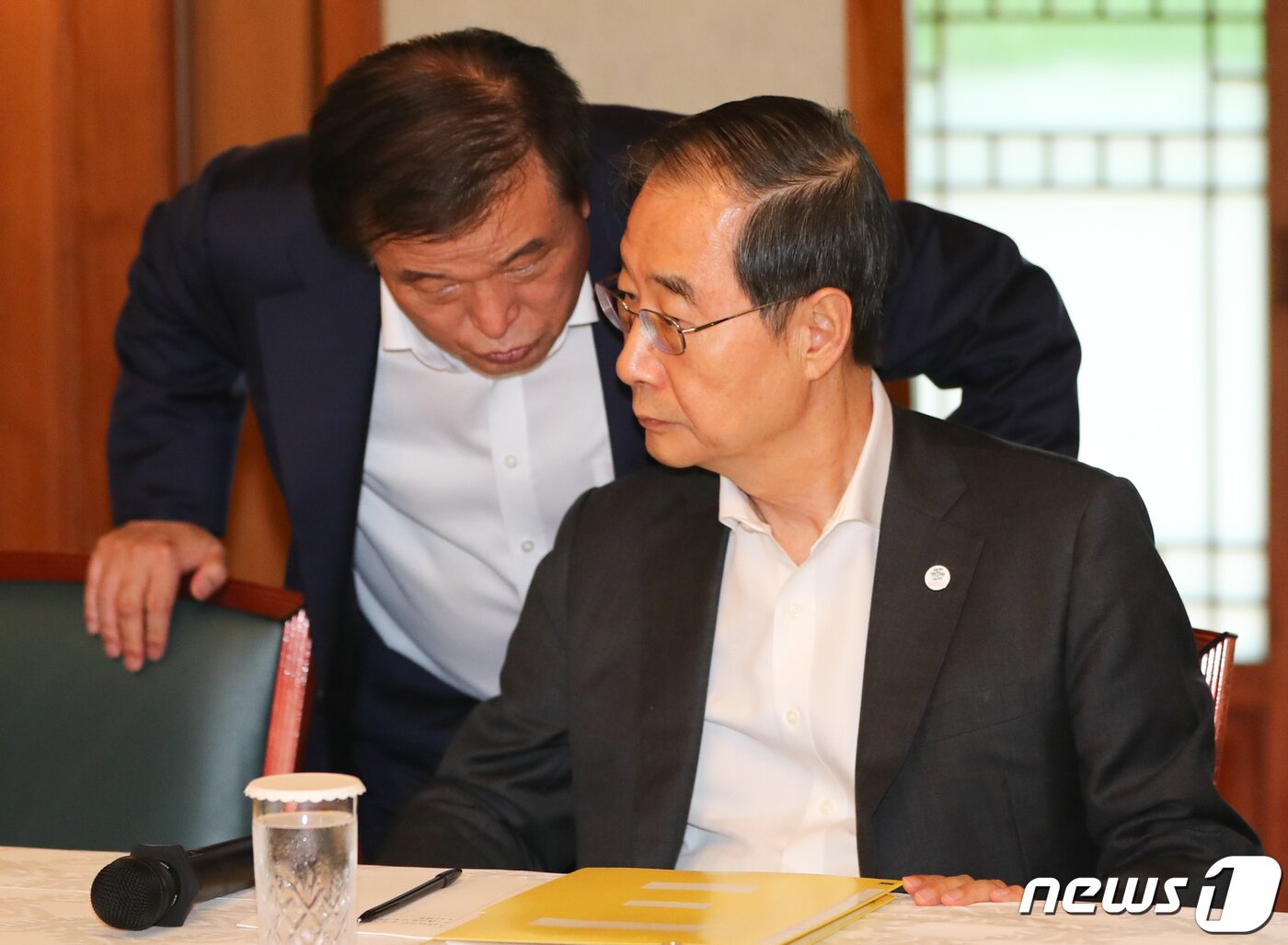 본문 이미지 - 한덕수 국무총리와 이진복 정무수석이 28일 서울 종로구 삼청동 총리 공관에서 열린 고위당정협의회에서 대화하고 있다. 2023.7.28/뉴스1 ⓒ News1 허경 기자