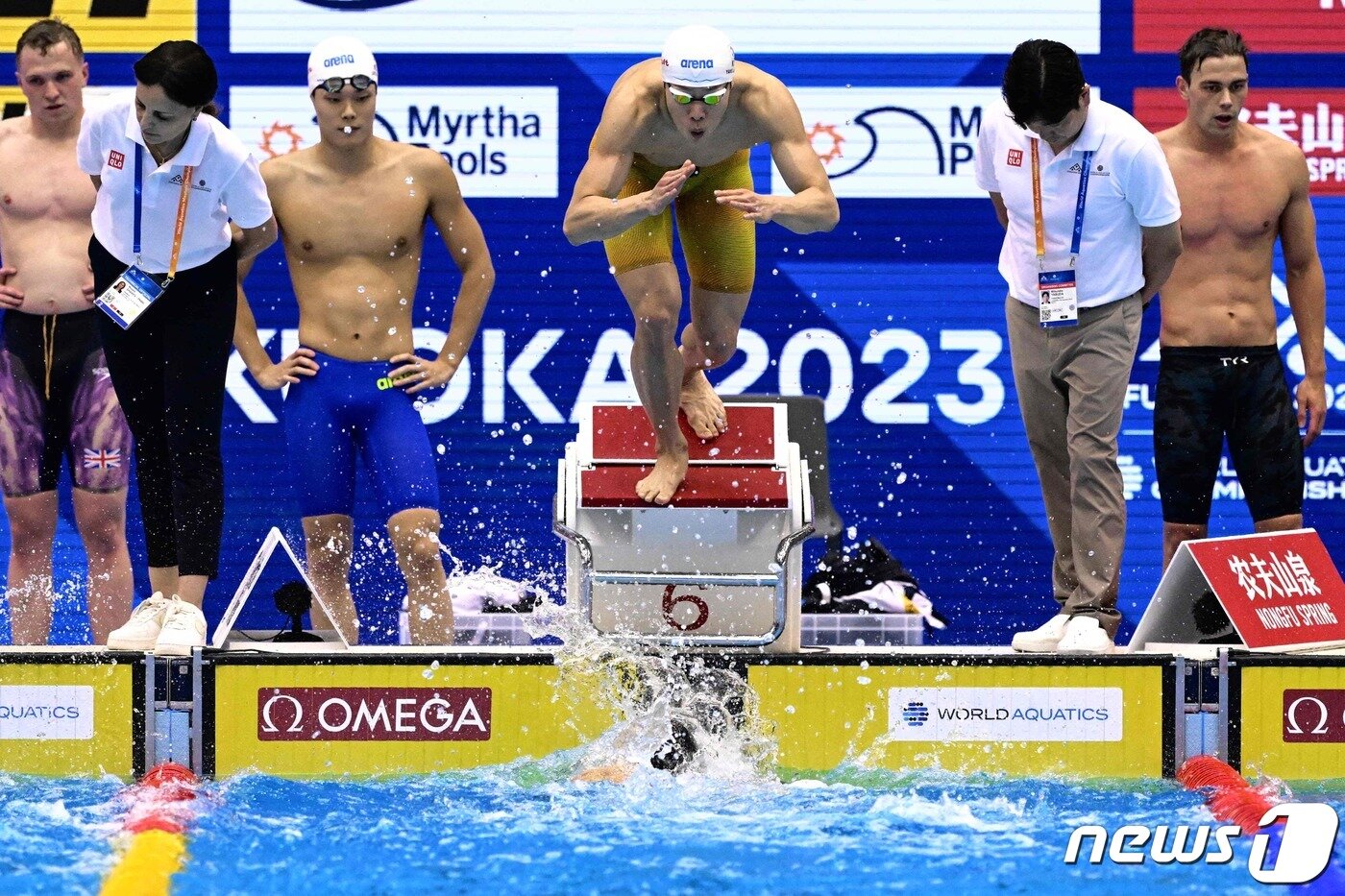 본문 이미지 - 한국 경영 대표팀은 28일 일본 후쿠오카에서 열린 2023 세계수영선수권대회 남자 800m 계영 예선에서 7분06초82로 한국 신기록을 수립하며 전체 6위를 차지했다. ⓒ AFP=뉴스1