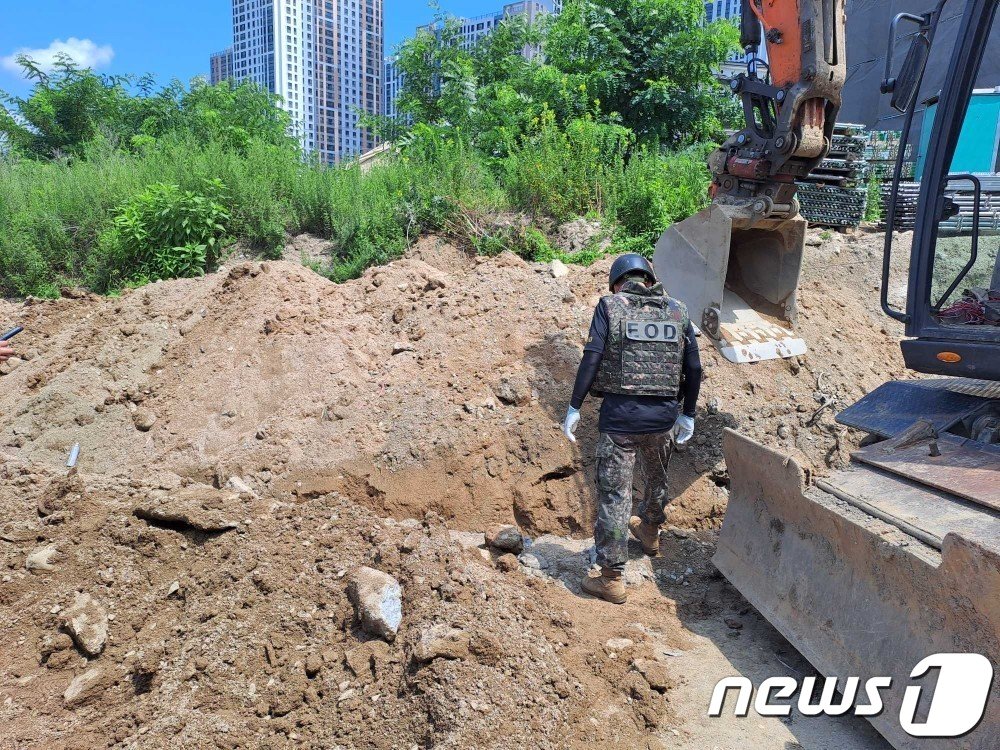 강원 춘천시 삼천동의 한 도로공사 현장에서 발견된 폭발물을 수거하는 군 폭발물처리반.&#40;강원도소방본부 제공&#41;