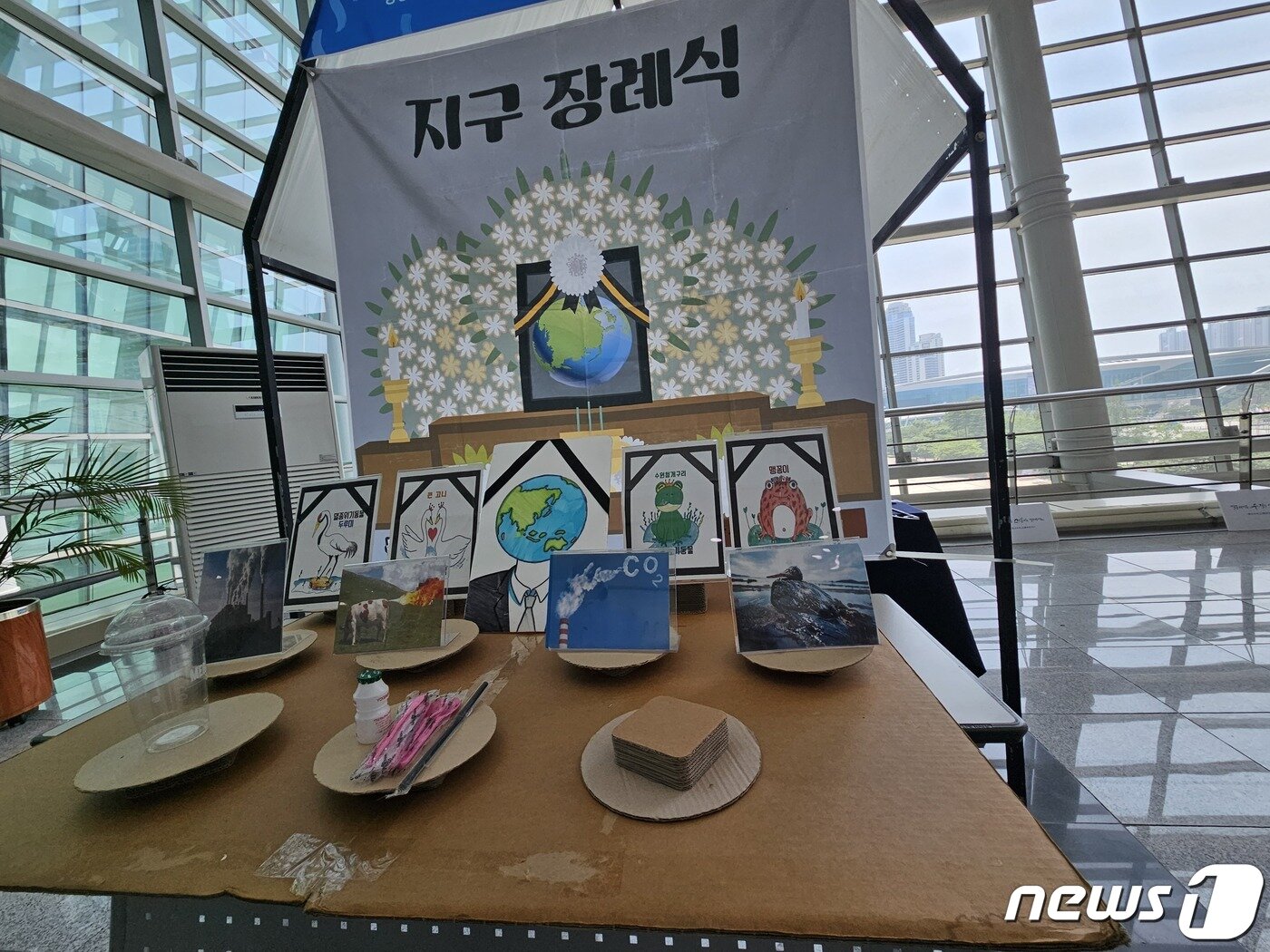 본문 이미지 - 28일 부산 해운대구 벡스코 그랜드볼룸에서 열린 '2023주니어해양컨퍼런스'에 마련된 해바라기 문산수억고 환경동아리의 '지구장례식'퍼포먼스 부스 사진./2023.07.28 박상아 수습기자