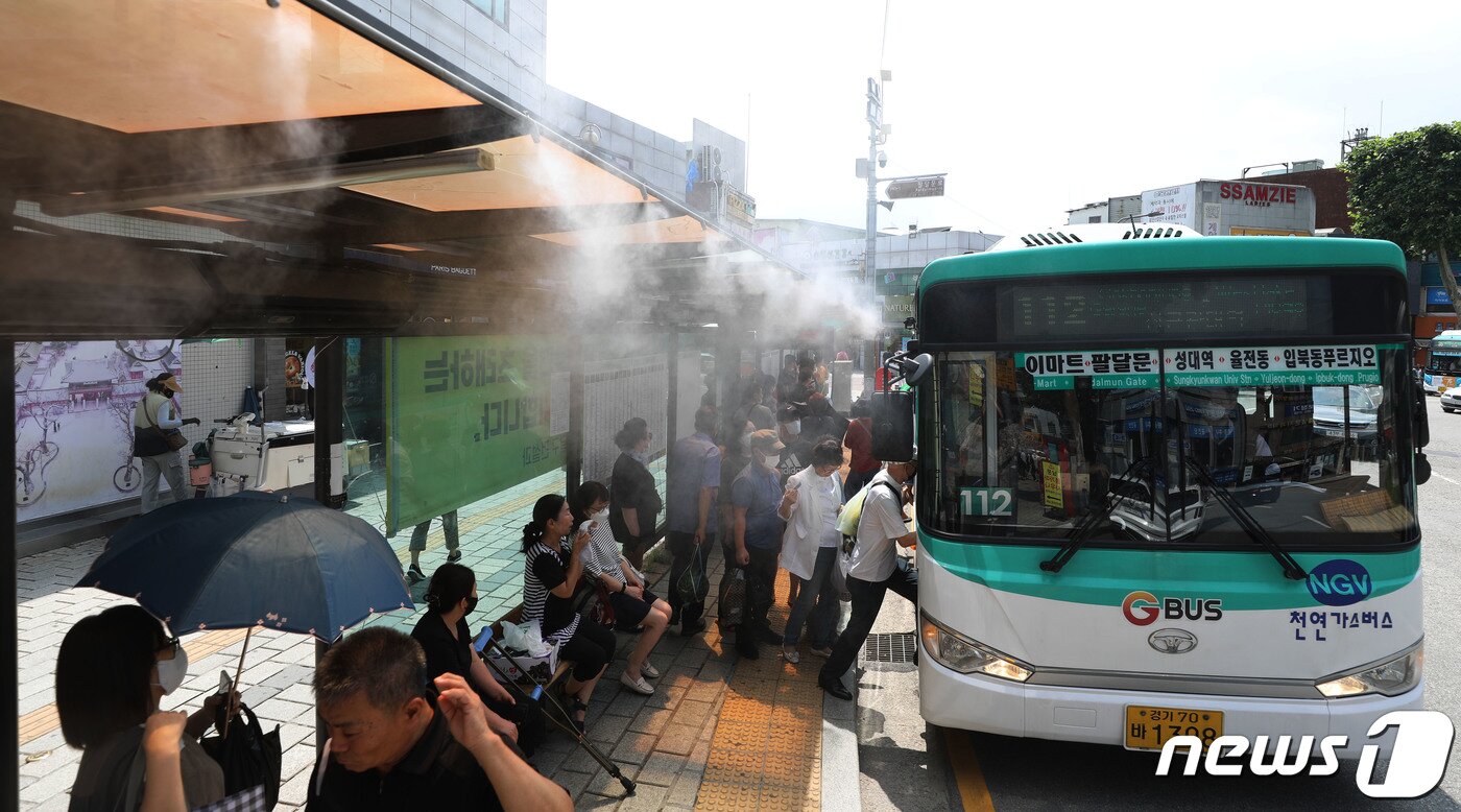 본문 이미지 - 전국적으로 폭염특보가 내려진 28일 오전 경기 수원시 팔달구 수원화성 팔달문 인근 버스정류장에 설치된 '쿨링포그' 시스템이 가동되고 있다. 2023.7.28/뉴스1 ⓒ News1 김영운 기자