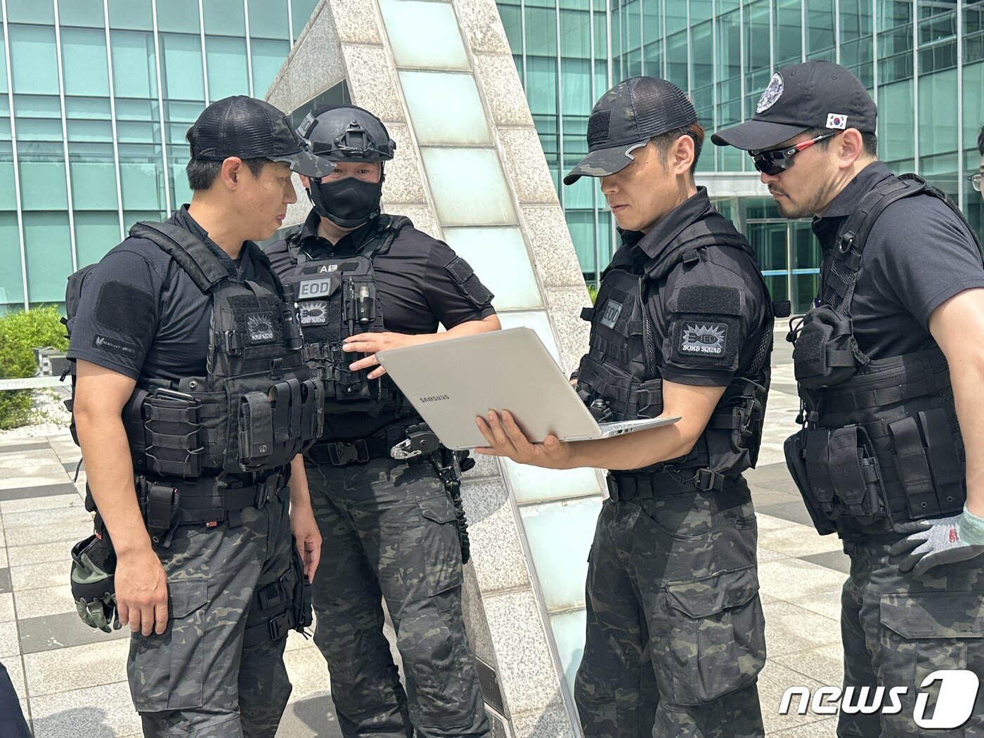 본문 이미지 - 인국공 EOD 대원들이 폭발물을 판별하고 있다. 2023.7.05/뉴스1 ⓒ News1 금준혁 기자