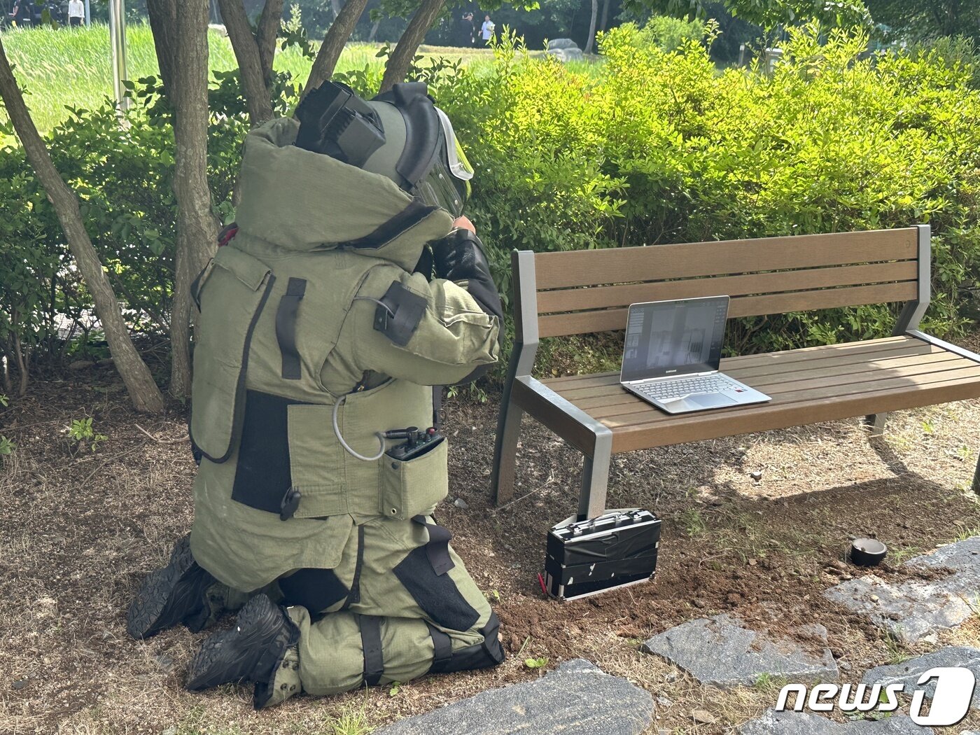 본문 이미지 - 인국공 EOD 대원이 방폭복을 입고 폭탄을 해체하고 있다. 2023.7.05/뉴스1 ⓒ News1 금준혁 기자