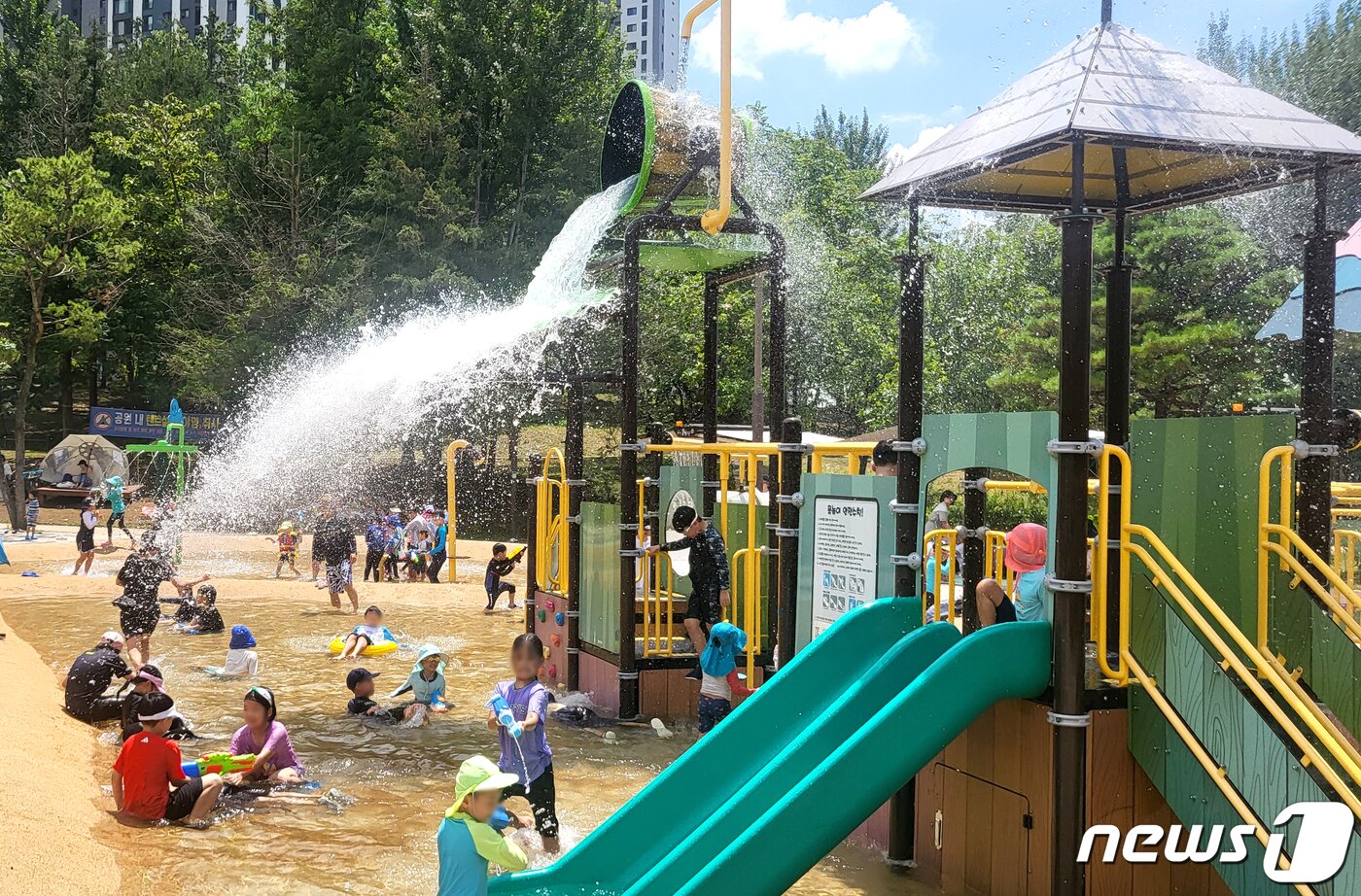 본문 이미지 - 전북 대부분 지역에 폭염 특보가 발효된 28일 전북 전주시 덕진구 세병공원을 찾은 어린이들이 물놀이를 즐기며 더위를 식히고 있다. 2023.7.28/뉴스1 ⓒ News1 유경석 기자