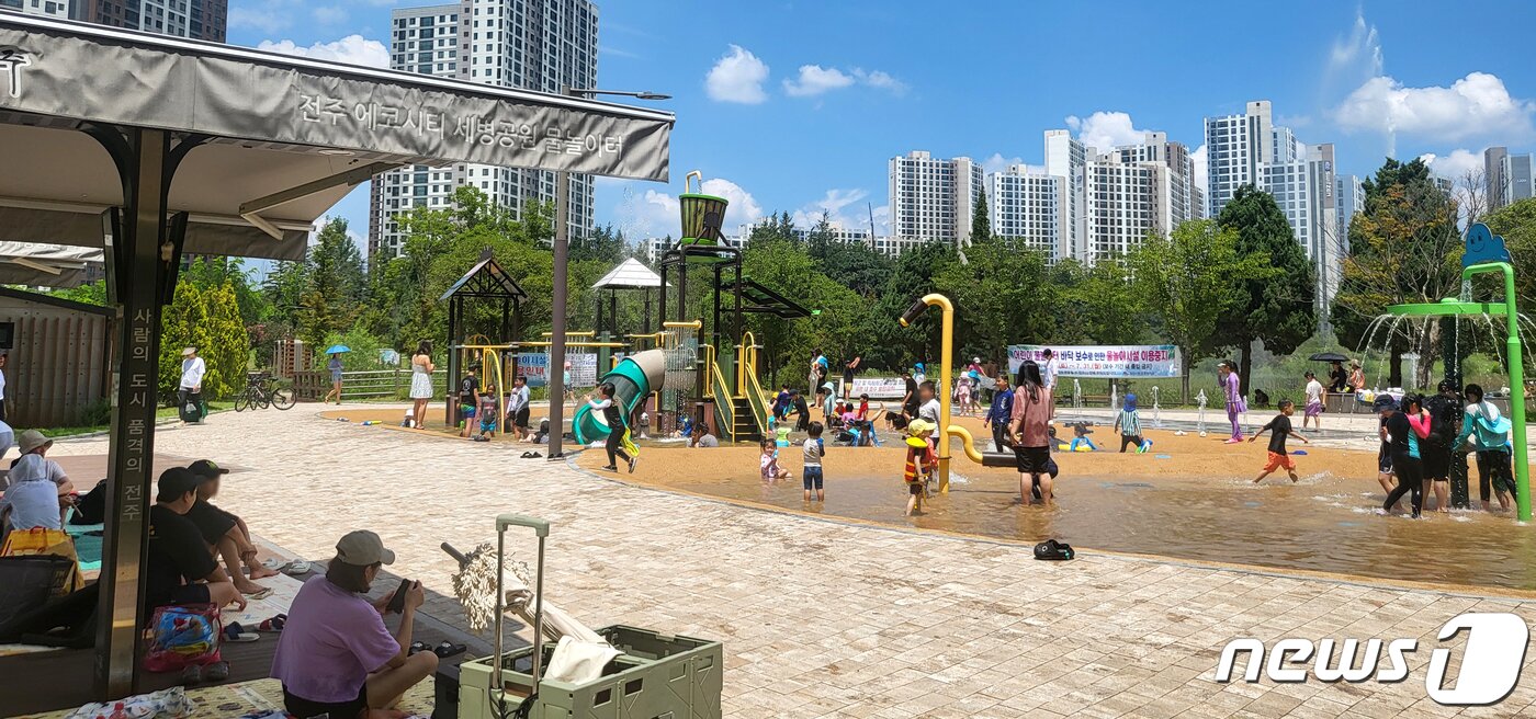 본문 이미지 - 전북 대부분 지역에 폭염 특보가 발효된 28일 전북 전주시 덕진구 세병공원을 찾은 어린이들이 물놀이를 즐기며 더위를 식히고 있다. 2023.7.28/뉴스1 ⓒ News1 유경석 기자