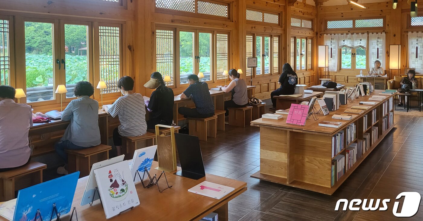 본문 이미지 - 전북 대부분 지역에 폭염 특보가 발효된 28일 전북 전주시 덕진공원 연화정 도서관을 찾은 시민들이 독서를 하고 있다. 2023.7.28/뉴스1 ⓒ News1 유경석 기자