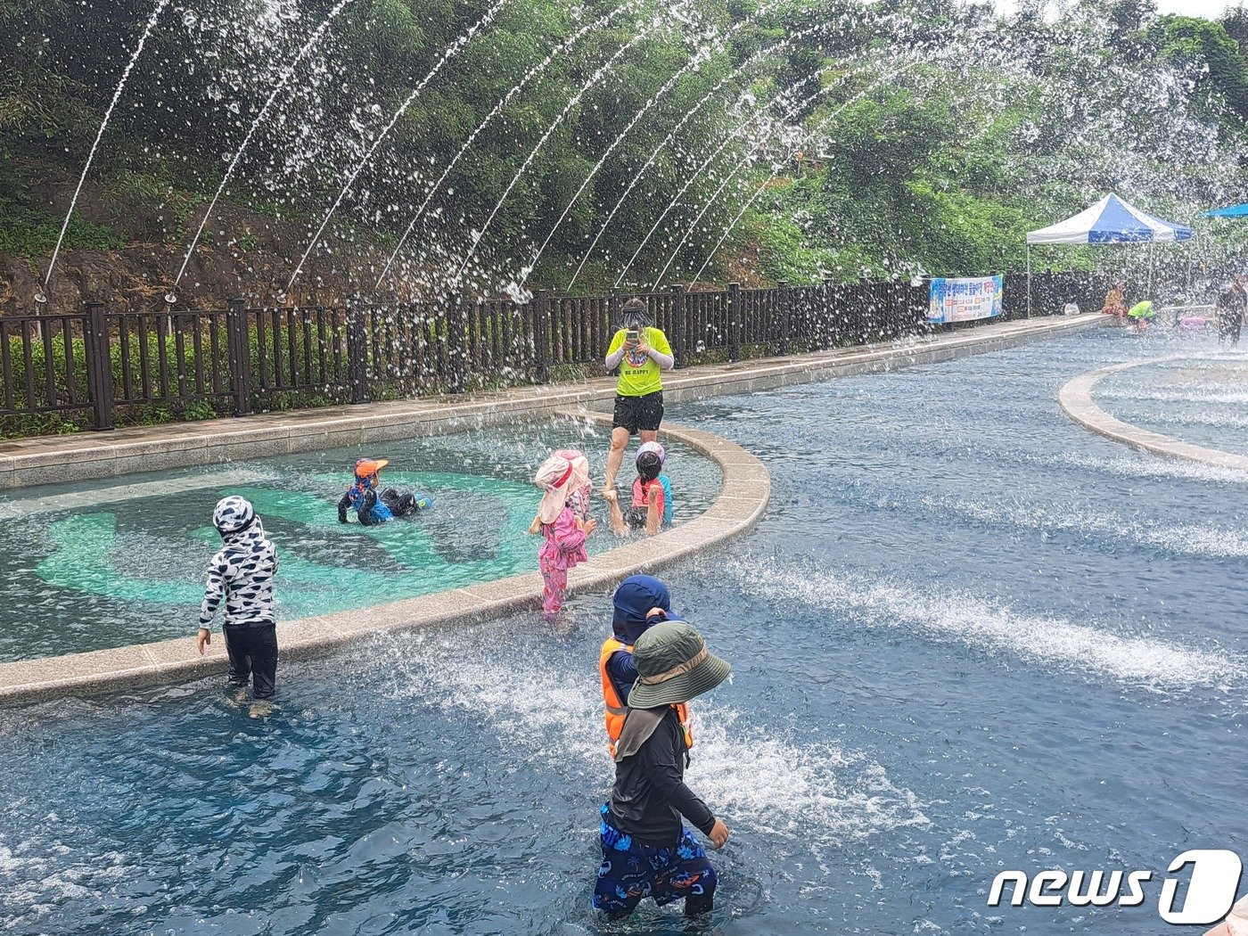 본문 이미지 - 28일 경남 통영시 정량천 물놀이장에서 어린이집 교사와 원아가 함께 물놀이를 즐기고 있다. 2023.7.28/뉴스1 ⓒ News1 강미영 기자