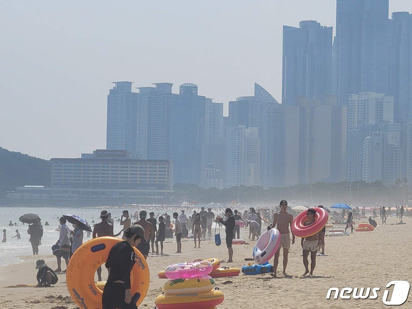 폭염경보가 발효 중인 28일 오후 부산 해운대구 해수욕장에 물놀이를 즐기는 피서객들이 붐비고 있다. 2023.7.28/뉴스1 ⓒ News1 조아서 기자