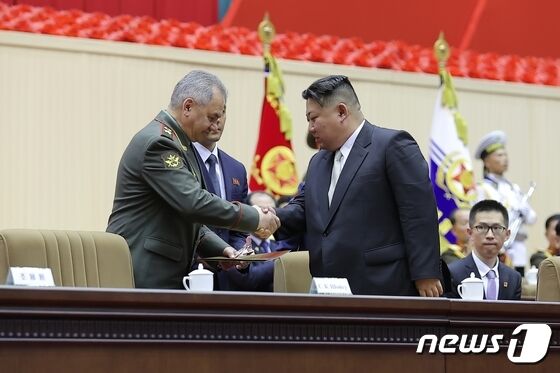 (평양 노동신문=뉴스1) = 북한 김정은 노동당 총비서가 지난 7월27일 '전승절'(한국전쟁 정전협정체결일) 70주년 기념 보고대회에 참석했다고 당 기관지 노동신문이 28일 보도했다. 이번 전승절에 초청된 세르게이 쇼이구 러시아 국방장관은 이 자리에서 블라디미르 푸틴 대통령이 보낸 축하연설을 대독했다. [국내에서만 사용가능. 재배포 금지. DB 금지. For Use Only in the Republic of Korea. Redistribution Prohibited] rodongphoto@news1.kr