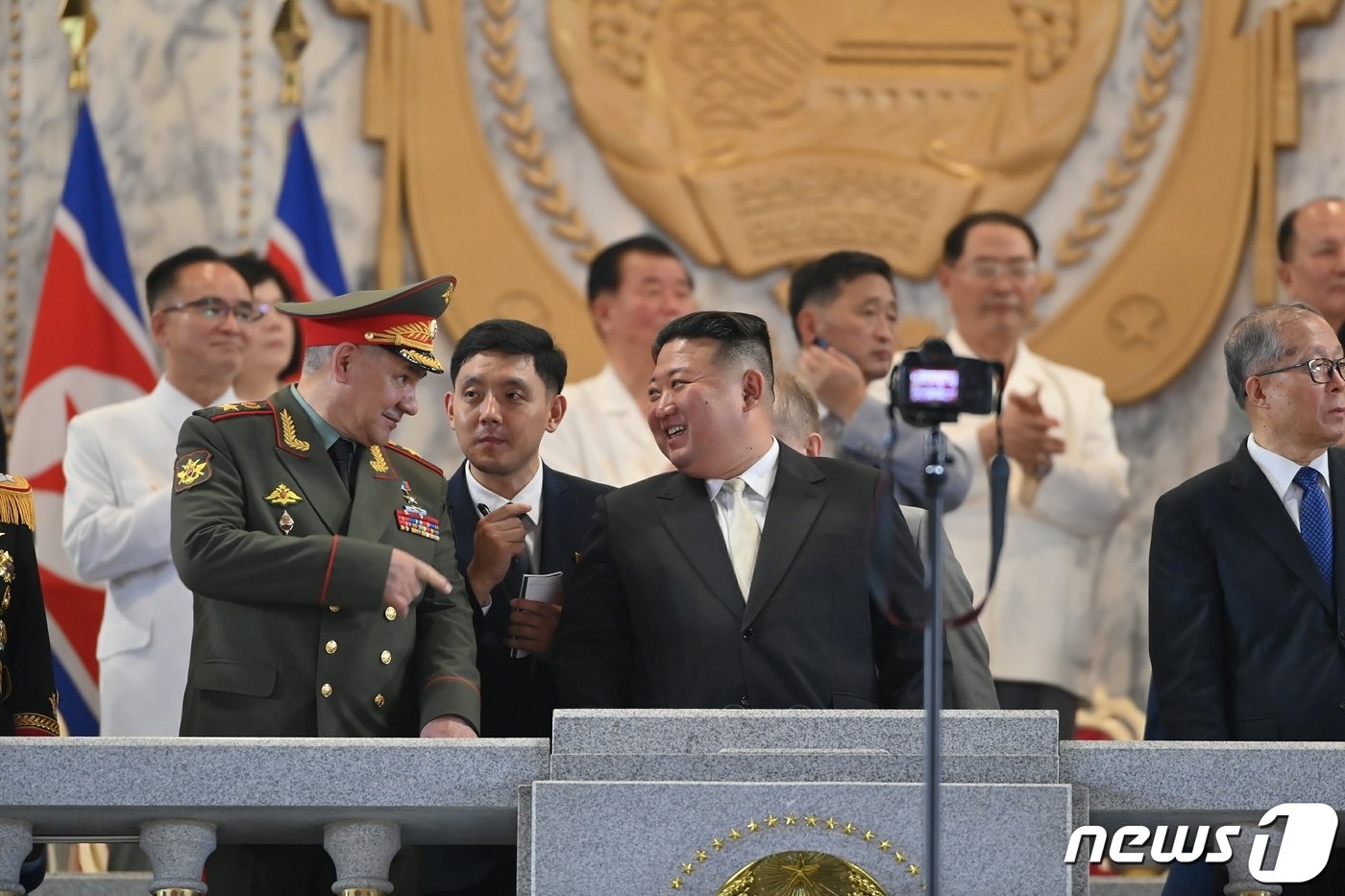 본문 이미지 - (평양 노동신문=뉴스1) = 지난 7월27일 오후 북한 평양 김일성광장에서 '전승절' 열병식이 열렸다. 앞줄 왼쪽부터 주석단에 자리한 세르게이 쇼이구 러시아 국방장관, 김정은 북한 노동당 총비서, 리훙중 중국 전국인민대표대회 상무위 부위원장. [국내에서만 사용가능. 재배포 금지. DB 금지. For Use Only in the Republic of Korea. Redistribution Prohibited] rodongphoto@news1.kr