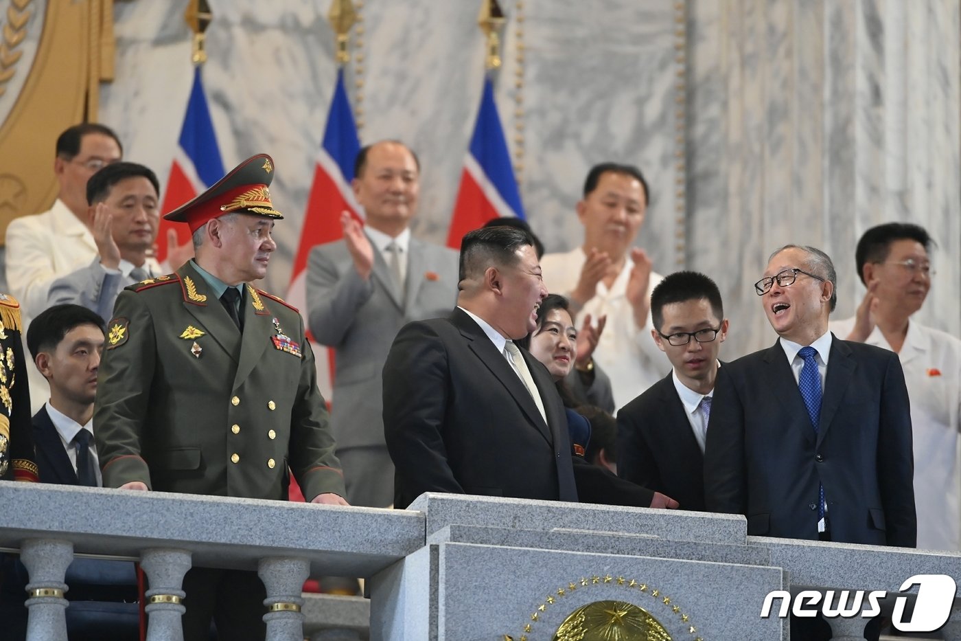 본문 이미지 - (평양 노동신문=뉴스1) = 지난해 '전승절'(6·25전쟁 정전협정 기념일) 70주년에 열린 열병식에서 김정은 당 총비서가 중국·러시아 대표단과 나란히 주석단에 자리했다. [국내에서만 사용가능. 재배포 금지. DB 금지. For Use Only in the Republic of Korea. Redistribution Prohibited] rodongphoto@news1.kr