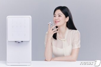 본문 이미지 -  SK매직 '원코크 얼음물 정수기'(WPU-IAC403)'와 모델 송혜교 이미지(SK매직 제공)