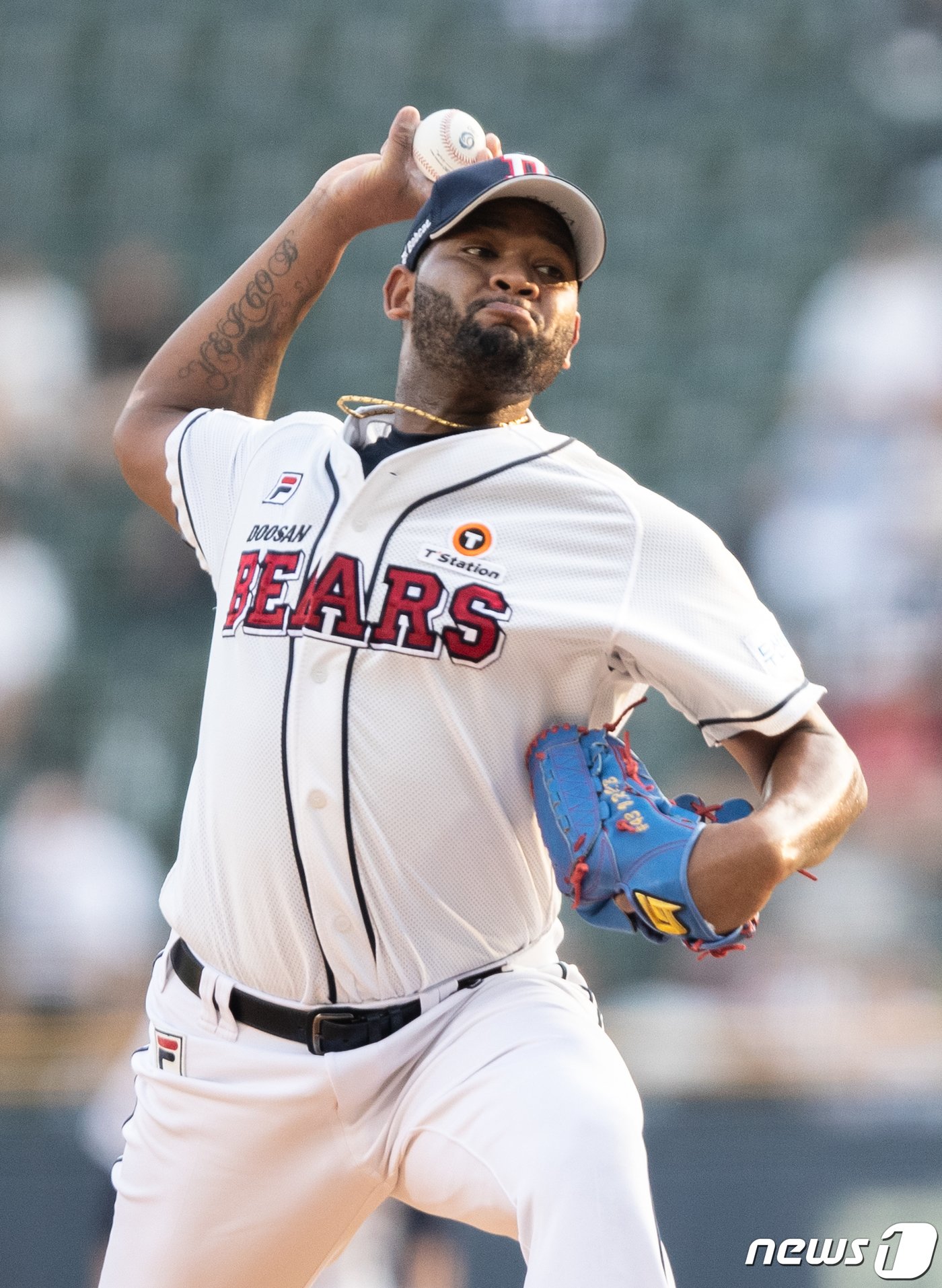 본문 이미지 - 28일 오후 서울 송파구 잠실야구장에서 열린 프로야구 '2023 신한은행 SOL KBO리그' LG 트윈스와 두산 베어스의 경기에서 두산 선발 알칸타라가 역투를 하고 있다. 2023.7.28/뉴스1 ⓒ News1 이재명 기자