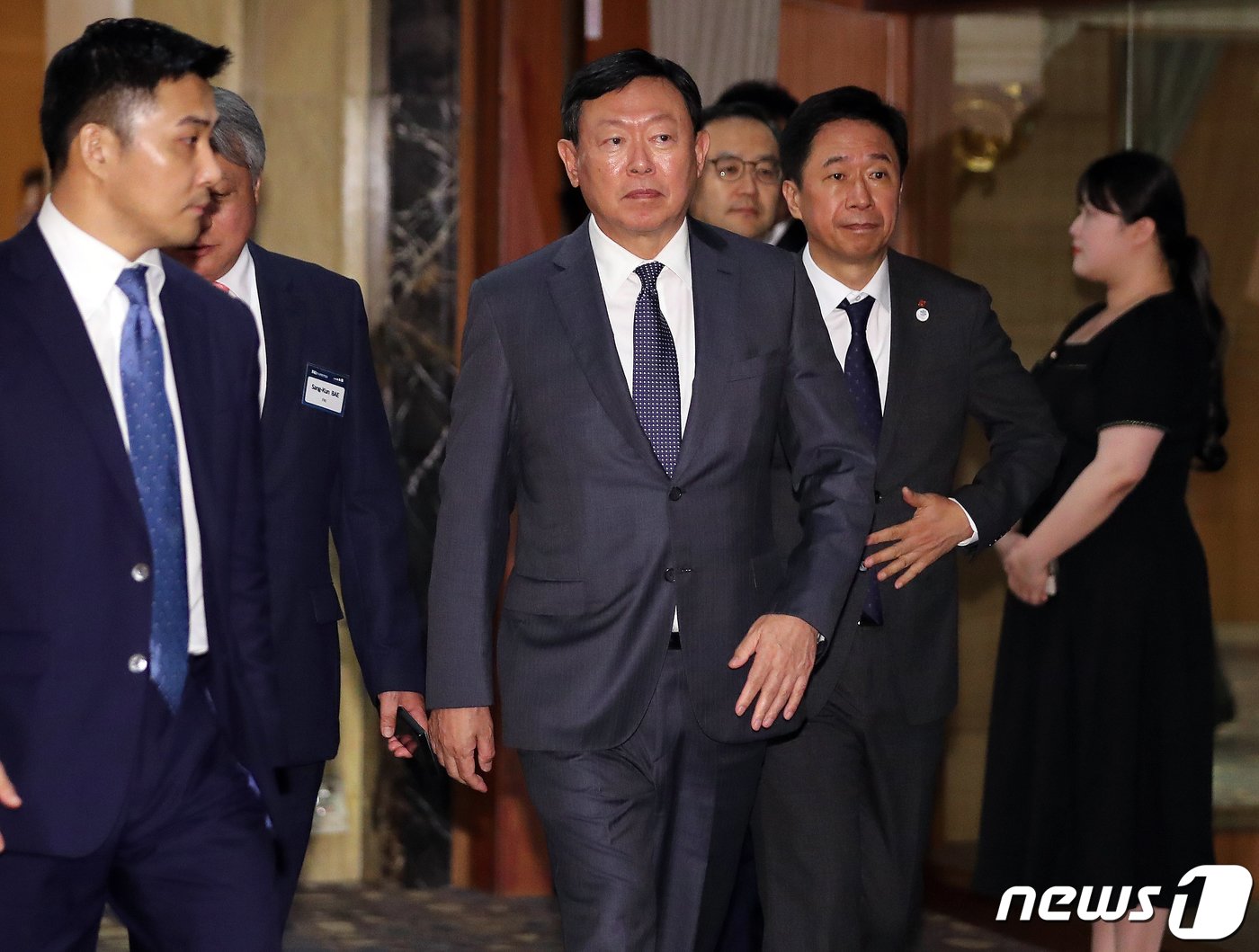 본문 이미지 - 신동빈 롯데그룹 회장이 28일 오후 서울 중구 소공동 롯데호텔에서 열린 ‘전경련-일본 경제동우회 만찬 간담회’에 참석하고 있다. 2023.7.28/뉴스1 ⓒ News1 김진환 기자