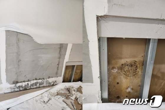 본문 이미지 - 지난 6월 28일 준공승인을 받고 이튿날부터 입주를 시작한 서울 노원구 상계동의 한 신축아파트 내 침수 등 피해 가구가 발생해 논란이 됐다. 피해 가구의 요청으로 벽지와 석고보드를 뜯자 곰팡이가 가득했다고 한다. 2023. 7. 5/뉴스1(독자 제공) ⓒ News1 최서윤 기자