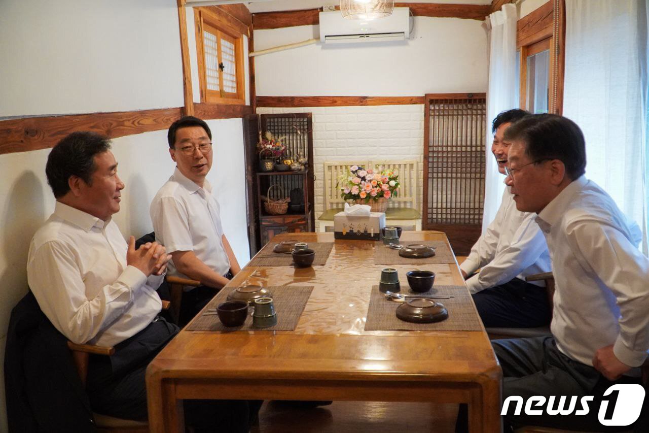 본문 이미지 - 더불어민주당 이재명 대표와 이낙연 전 대표가 지난 28일 저녁에 열린 만찬회동에서 대화를 나누고 있다. (더불어민주당 제공) 2023.7.28/뉴스1 ⓒ News1 송원영 기자