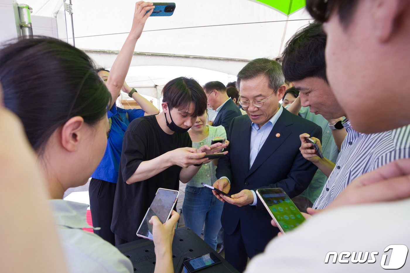 (서울=뉴스1) 김진환 기자 = 이종호 과학기술정보통신부 장관이 지난 28일 오후 전라북도 부안군 새만금 잼버리 부지를 방문해 28GHz 5G 활용 WiFi 시연을 하고 있다. ( …