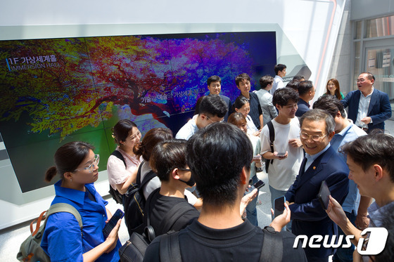 메타버스 체험 소감 밝히는 이종호 장관