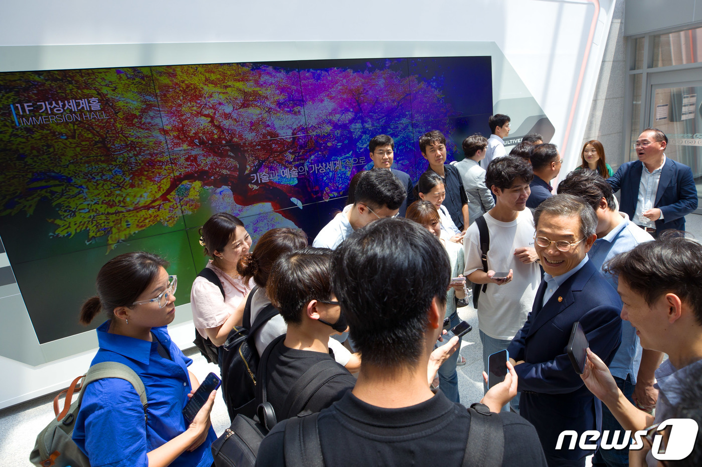 (서울=뉴스1) 김진환 기자 = 이종호 과학기술정보통신부 장관이 지난 28일 오후 전라북도 부안군 새만금 잼버리 부지를 방문해메타버스 체험 소감을 밝히고 있다. (과학기술정보통신부 …