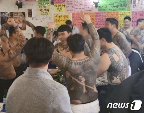 본문 이미지 -  수노아파 조직원들이 문신을 드러낸 채 모임을 하고 있는 모습. (사진=서울중앙지검) ⓒ 뉴스1