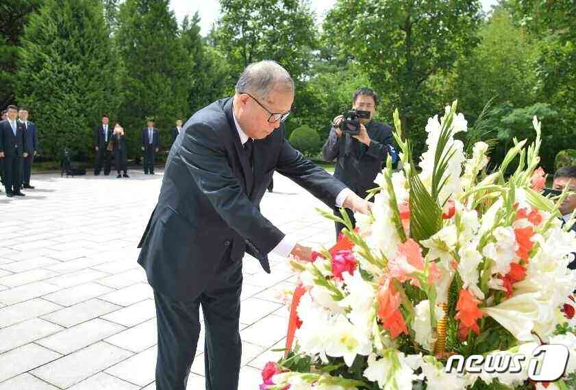 (평양 노동신문=뉴스1) = 지난 7월 방북한 리훙중 중국 공산당 중앙위 정치국 위원 겸 전국인민대표대회(전인대) 상무위 부위원장이 평안남도 회창군에 있는 중국인민지원군 열사릉원을 찾아 꽃바구니를 진정하는 모습. [국내에서만 사용가능. 재배포 금지. DB 금지. For Use Only in the Republic of Korea. Redistribution Prohibited] rodongphoto@news1.kr