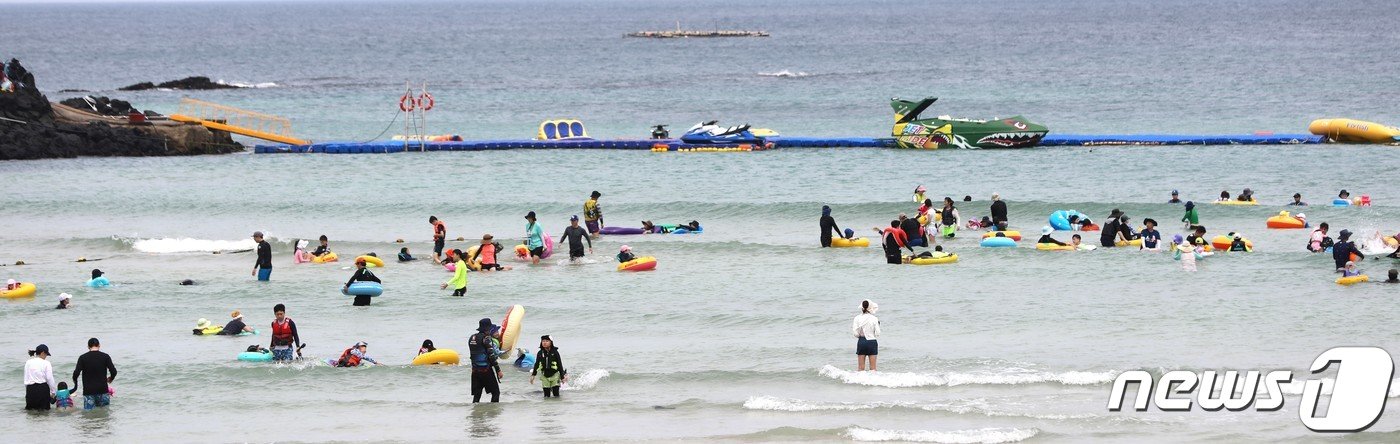 본문 이미지 - 제주 전역에 폭염특보가 발효중인 29일 제주시 조천읍 함덕해수욕장에서 관광객과 도민들이 물놀이를 즐기고 있다. 2023.7.29/뉴스1 ⓒ News1 강승남 기자