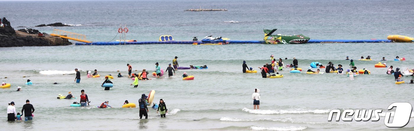 제주 전역에 폭염특보가 발효중인 29일 제주시 조천읍 함덕해수욕장에서 관광객과 도민들이 물놀이를 즐기고 있다. 2023.7.29/뉴스1 ⓒ News1 강승남 기자