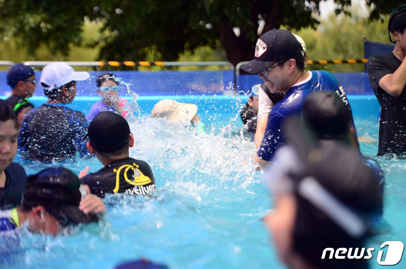 폭염특보가 닷새째 이어지고 있는 29일 오후 광주 북구 산동교 친수공원 물놀이장에서 아이들이 물놀이를 하며 더위를 식히고 있다. 2023.7.29/뉴스1 ⓒ News1 이승현 기자