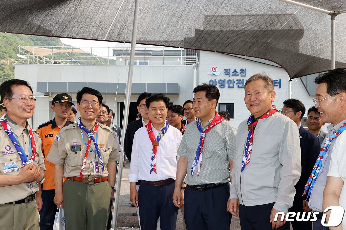 본문 이미지 - 이상민 행정안전부 장관(오른쪽에서 두번째)이 지난 29일 오후 2023 세계스카우트잼버리가 열릴 전북 부안군 새마금 부지를 찾아 준비 상황과 수상 안전 대책 등을 점검하고 있다. (행정안전부 제공)2023.7.29/뉴스1