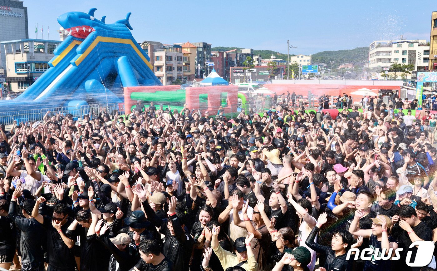 본문 이미지 - 지난 29일 충남 보령 대천해수욕장에서 보령머드축제가 열려 관광객들이 즐거운 시간을 보내고 있다.(보령시 제공)/뉴스1