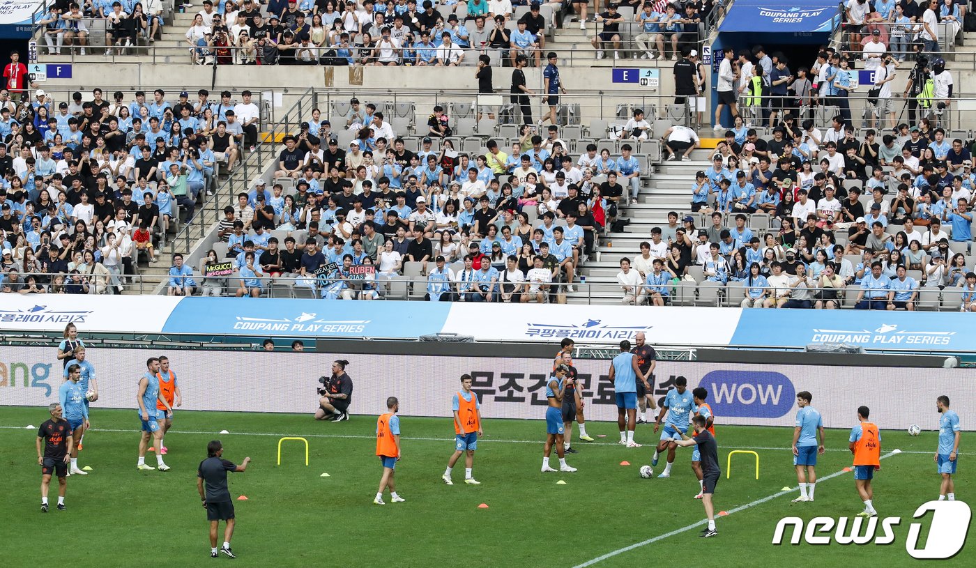 본문 이미지 - 잉글랜드 프리미어리그 맨체스터 시티 선수들이 29일 오후 서울 마포구 상암동 서울월드컵경기장에서 스페인 프리메라리그 아틀레티코 마드리와 경기를 앞두고 열린 오픈 트레이닝에서 훈련을 하고 있다. 2023.7.29/뉴스1 ⓒ News1 김도우 기자