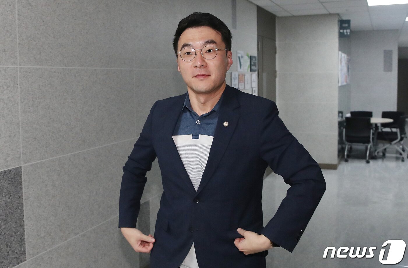 본문 이미지 - 김남국 무소속 의원이 3일 오전 서울 여의도 국회 의원회관 의원실로 출근하고 있다. 이날 윤리심사자문위는 5차 회의를 갖고 거액의 가상자산(암호화폐) 거래 논란에 휩싸인 김 의원에 대한 징계 수위를 논의할 전망이다. 2023.7.3/뉴스1 ⓒ News1 임세영 기자