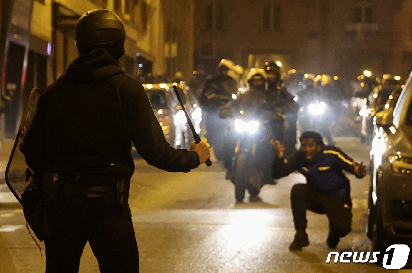 본문 이미지 - 2일 &#40;현지시간&#41; 프랑스 파리에서 알제리계 17살 운전자의 경찰 총격 사망 사건에 항의하는 시위대가 진압봉을 든 경찰 앞에서 두 손을 들고 있다. 2023.7.3 ⓒ 로이터=뉴스1 ⓒ News1 우동명 기자